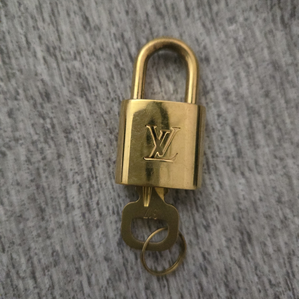 Louis Vuitton Elegant Gold Key Holder